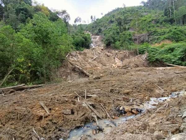 Keadaan sekeliling kawasan Air Terjun Tanjung Batilu, Segari yang dipenuhi tanah selut.