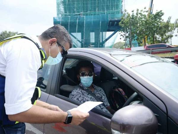 Ketua Polis Daerah Petaling Jaya, Asisten Komisioner Nik Ezanee Mohd Faisal ketika menjalankan pemeriksaan di SJR berhampiran Plaza Tol Damansara pada Ahad.