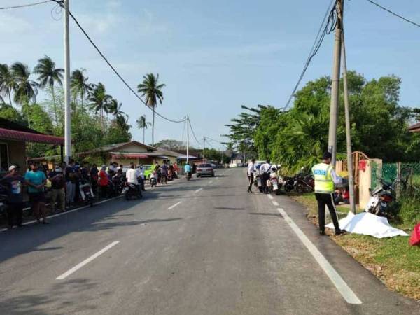 Mayat mangsa ditutup dengan kain putih sebelum dibawa ke Hospital Universiti Sains Malaysia untuk bedah siasat. - FOTO: IPD Kota Bharu