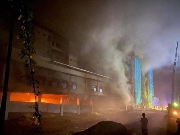 Gambar tular berhubung kejadian kebakaran di Hospital Tanah Merah baharu yang sedang dalam pembinaan pada jam 8.54 malam pada Ahad.