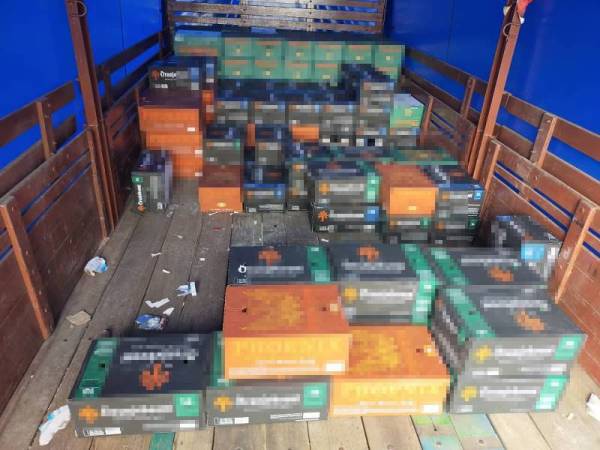 Sebanyak 452 kotak minuman keras tidak bercukai dirampas dalam serbuan di rumah kedai di Jalan Telok Gadong, Klang, pada Ahad.