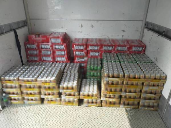 Sebanyak 452 kotak minuman keras tidak bercukai dirampas dalam serbuan di rumah kedai di Jalan Telok Gadong, Klang, pada Ahad.