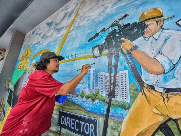 Biarpun tidak mendapat pendidikan khusus dalam seni lukisan, bakat anak kelahiran Kuching ini kerap menjadi tagihan ramai pihak yang mahukan hasil seninya menjadi hiasan yang menceriakan premis mereka. - Foto Bernama