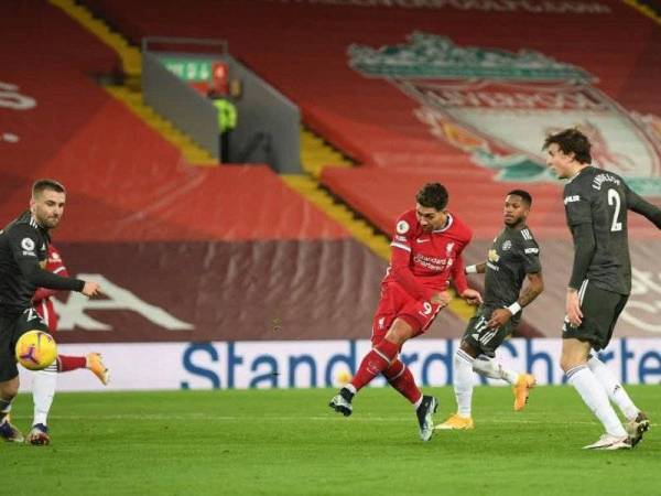 Penyerang Liverpool, Roberto Firmino merembat ke gawang Manchester United namun tetap gagal menjaringkan gol pada perlawanan berkenaan