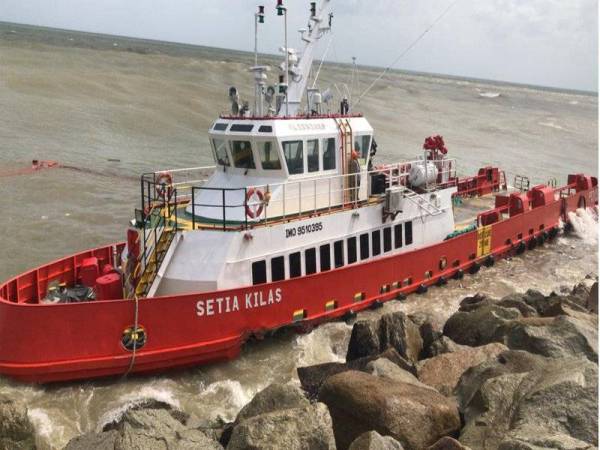Kapal pengangkut pekerja tersadai ke tebing pemecah ombak di muara Sungai Terengganu, Kuala Nerus pada Isnin. Foto: Ihsan pembaca
