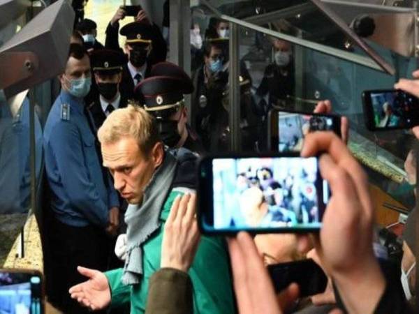 Orang ramai merakamkan gambar pemimpin pembangkang Rusia, Alexei Navalny (kiri) di Lapangan Terbang Sheremetyevo, Moscow pada Ahad. - Foto AFP