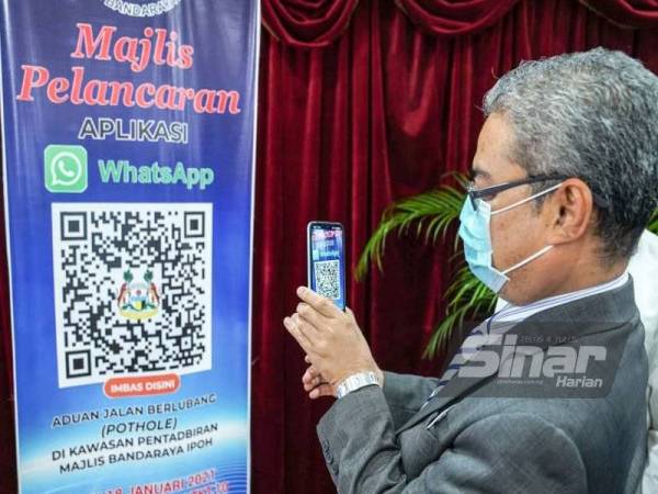 Rumaizi melancarkan platform khas aduan mengenai jalan berlubang di Dewan Azlan Shah, Tingkat 10, Bangunan MBI di Ipoh pada Isnin.