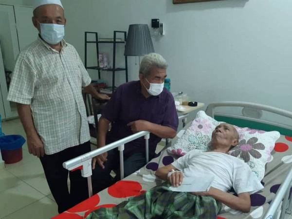 Jamali Shadat menerima kunjungan Exco Pemadam di rumahnya di Pulau Indah, Klang. Jamali pernah memegang jawatan sebagai Timbalan Pengerusi Pemadam Daerah Klang.