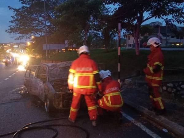 Perodua Kancil milik mangsa musnah terbakar dalam kejadian di Jalan Rasah, Seremban pada petang Isnin.
- Foto ihsan bomba