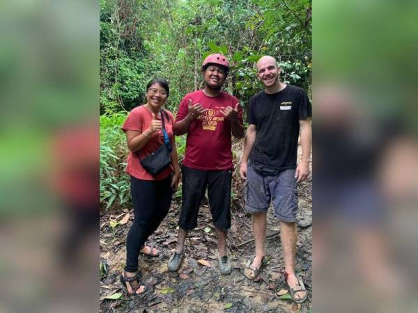 Bersama youtuber terkenal dari Canada yang turut mendapatkan perkhidmatannya sebelum ini.