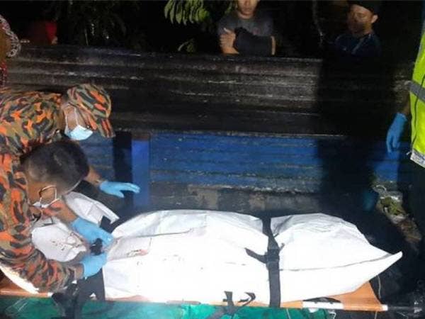 Mayat ditemui penduduk kampung terapung dalam keadaan tidak sempurna dipercayai akibat serangan buaya. - Foto JPBM Sarawak
