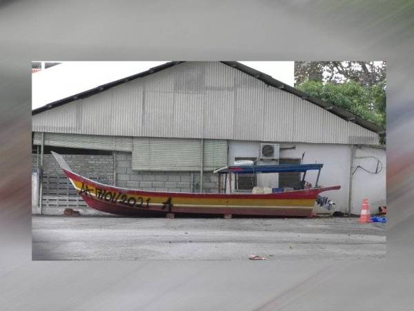 Bot nelayan yang disita daripada dua nelayan di Jeti Nelayan Sungai Gelugor, Batu Uban, Georgetown pada Ahad.