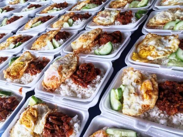 Nasi lemak antara yang terdapat di kafe milik Atikah.