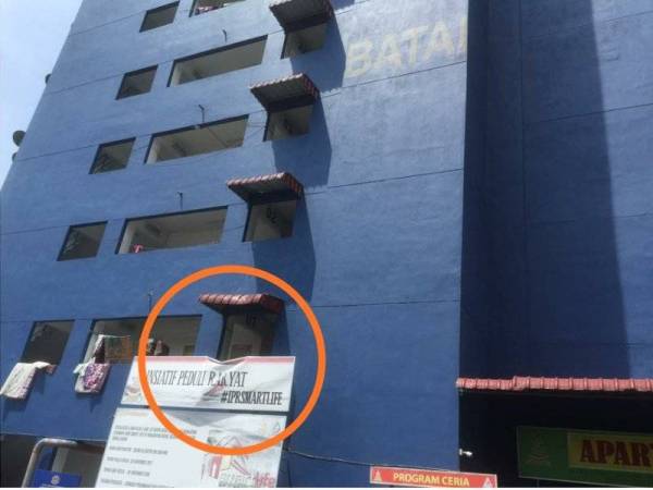 Lokasi mangsa terjatuh selepas terjun dari rumahnya di tingkat dua pangsapuri di Selayang Heights, Kuala Lumpur Selasa.