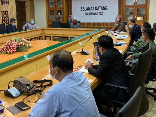 Mesyuarat Khas Covid-19 yang diadakan di Kompleks Kota Darulnaim di Kota Bharu pada Selasa.