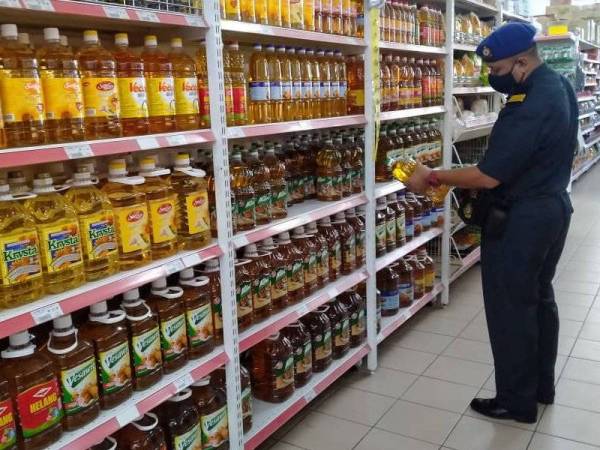 Anggota penguat kuasa KPDNHEP semasa membuat pemeriksaan minyak masak di sekitar pasar raya di Negeri Sembilan.