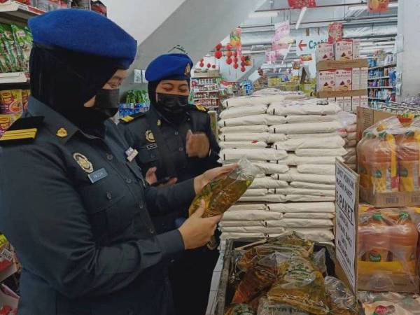Anggota penguat kuasa KPDNHEP semasa membuat pemeriksaan minyak masak di sekitar pasar raya di Negeri Sembilan.