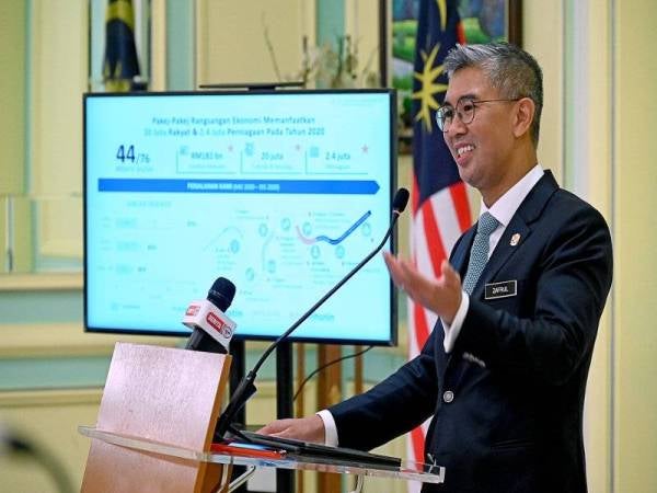 Tengku Zafrul ketika memberi taklimat khas kepada pengamal media berkenaan pelaksanaan Pakej bantuan Permai di Bangunan Perdana Putra hari ini. Foto Bernama