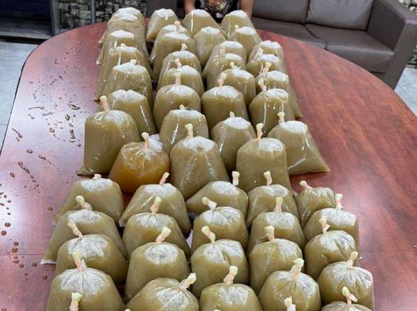 Polis merampas 63 bungkusan disyaki air ketum di sebuah rumah di Bandar Baru Bangi pada Selasa.