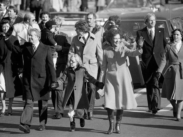 Presiden ke-39 AS, Jimmy Carter (kiri) bersama isteri dan anaknya berjalan kaki dari Pennsylvania Avenue ke Rumah Putih pada hari pelantikan beliau pada 1977. - Foto: Agensi