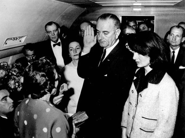 Presiden ke-36 AS, Lyndon B Johnson mengangkat sumpah jawatan di dalam pesawat rasmi Presiden, Air Force One pada 22 November 1963 selepas pendahulunya, John F Kennedy maut ditembak. - Foto: Agensi