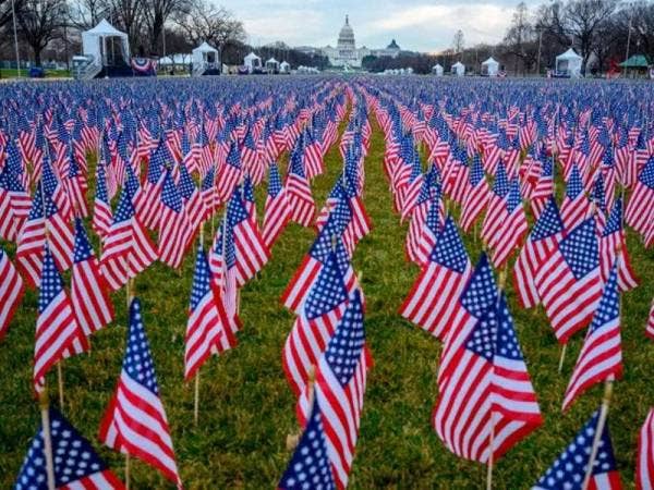 Kira-kira 200,000 bendera Amerika Syarikat dipacak di National Mall iaitu sebuah taman yang terletak di hadapan bangunan Capitol, Washington. - Foto AFP