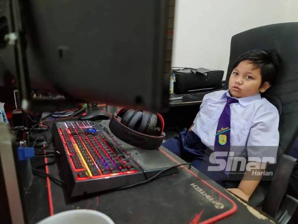 Mohammad Farish Mohammad Fairuz, murid Darjah Satu Sekolah Kebangsaan Seri Pristana memulakan hari pertama PdPR di rumah. - Foto pembaca Sinar Harian