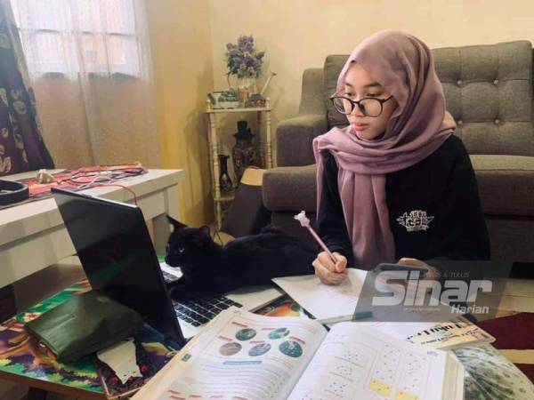 Pelajar SMK Taman Desaminium, Nur Aqeela Syuhada Zazali, 17 sedang mengikuti kelas dalam talian bagi matapelajaran Matematik Tingkatan 5 di rumahnya di Seri Kembangan. - Foto pembaca Sinar Haria