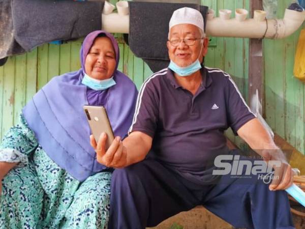 Mohamad dan isterinya, Rahimah mohamad, 62, menggunakan panggilan video untuk berhubung dengan anak dan cucu sepanjang PKP untuk melepaskan rindu dan mengelakkan kebimbangan mereka.