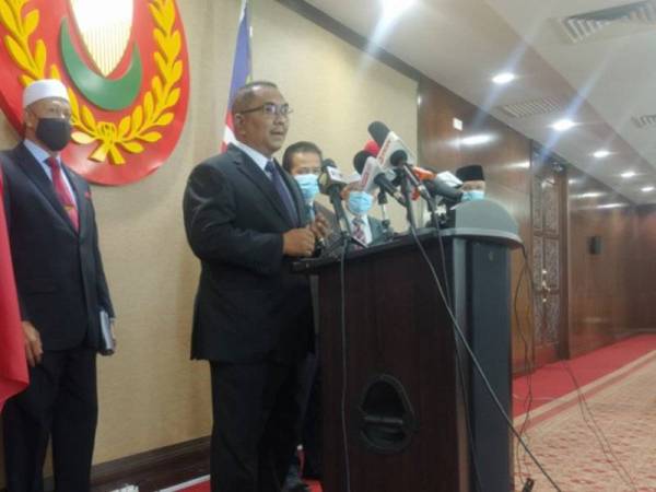 Muhammad Sanusi Md Nor (tengah) pada sidang akhbar selepas Mesyuarat Exco di Wisma Darul Aman, di sini, pada Rabu.