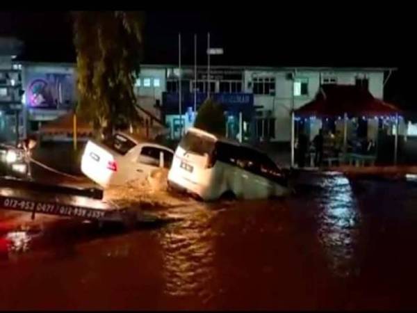 Kenderaan anggota polis yang diparkir turut rosak ditenggelami lumpur. - Foto Ihsan polis