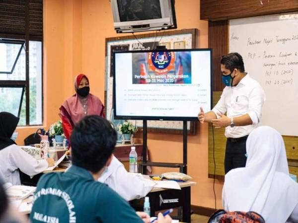 Gambar yang dimuat naik di Facebook Mohd Radzi ketika beliau meninjau sesi persekolahan pelajar yang bakal menghadapi peperiksaan utama Sijil Pelajaran Malaysia (SPM) dan Sijil Tinggi Pelajaran Malaysia (STPM).