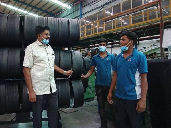 Shanmugam ketika meninjau aktiviti kerja pekerja asing di kilangnya di Taiping.