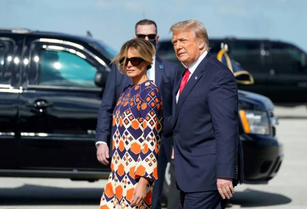 Trump bersama bekas Wanita Pertama, Melania tiba di Lapangan Terbang Antarabangsa Palm Beach di West Palm Beach, Florida pada Rabu. - Foto: AFP