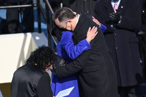 Kamala Harris (tengah) memeluk erat suaminya, Doug Emhoff selepas beliau mengangkat sumpah sebagai Naib Presiden ke-49 AS di hadapah Hakim Mahkamah Agung Sonia Sotomayor.