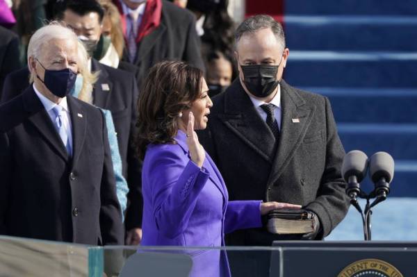 Kamala Harris ketika mengangkat sumpah jawatan yang turut disaksikan Biden (kiri).
