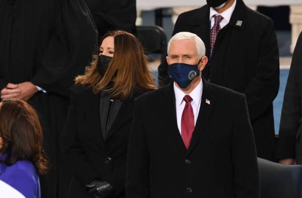 Bekas Naib Presiden, Mike Pence dan isteri, Karen turut hadir pada majlis pelantikan Biden.
