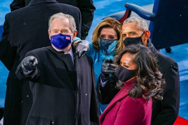 Bekas Presiden ke-43 AS, George W Bush (kiri) dan bekas Presiden ke-44 AS, Barack Obama bersama isteri, Michelle hadir pada upacara pelantikan Biden.
