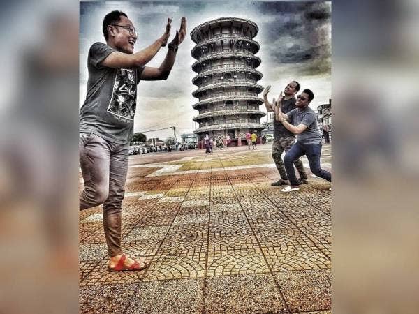 Gambar percutian santai Azaril Ameer bersama teman-temannya di Menara Condong Teluk Intan terpilih sebagai pememang minggu kelima.