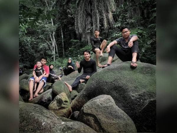 Gambar bersama keluarga ketika berkelah di Sungai Mahang, Nilai yang dimuat naik oleh Muhiyadim.
