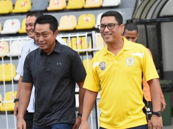 Ahmad Faizal (kanan) dan Adly Shah, ketika meninjau sesi latihan pasukan Perak di Stadium Perak.