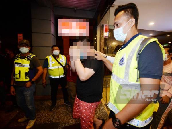 Penjaga pelacur di sebuah hotel di Jalan PJS 11/28, Petaling Jaya ditahan polis pada Rabu untuk siasatan lanjut. - Foto Sinar Harian ROSLI TALIB