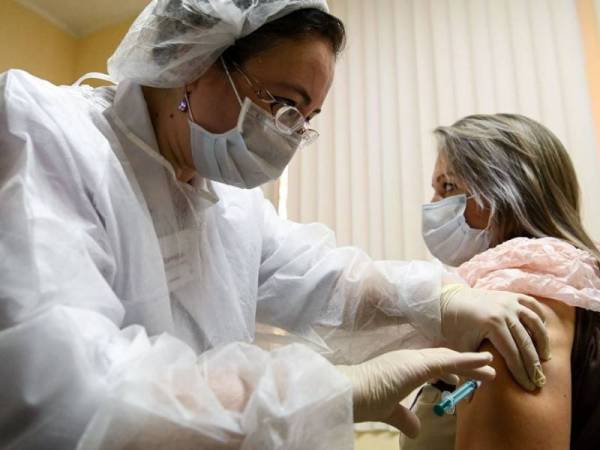 Seorang wanita menerima suntikan vaksin Sputnik bagi mengelak dijangkiti Covid-19 di sebuah klinik di Moscow, Rusia baru-baru ini. - Foto AFP