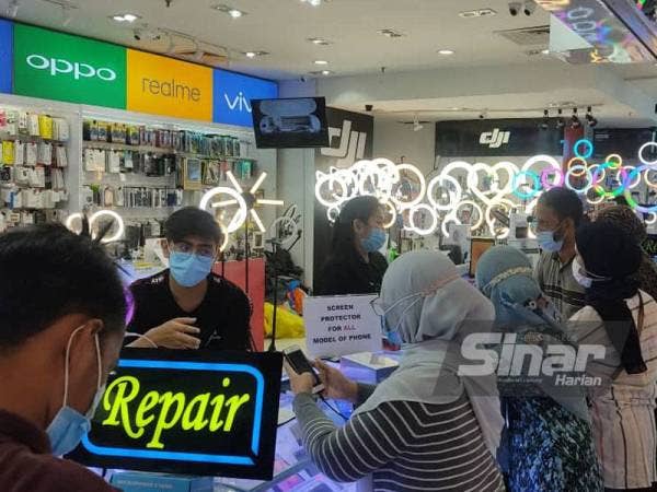Plaza Low Yat menjadi tumpuan orang ramai untuk mendapat gajet bagi menghadapi PdPR.