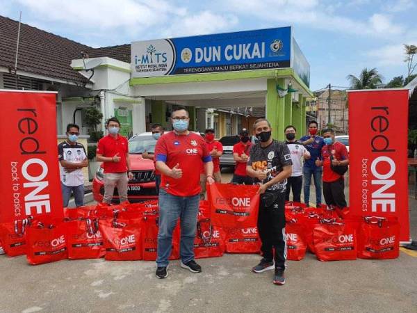 redONE menunaikan CSR dengan memberi bantuan beg barang keperluan kepada mangsa terjejas banjir.