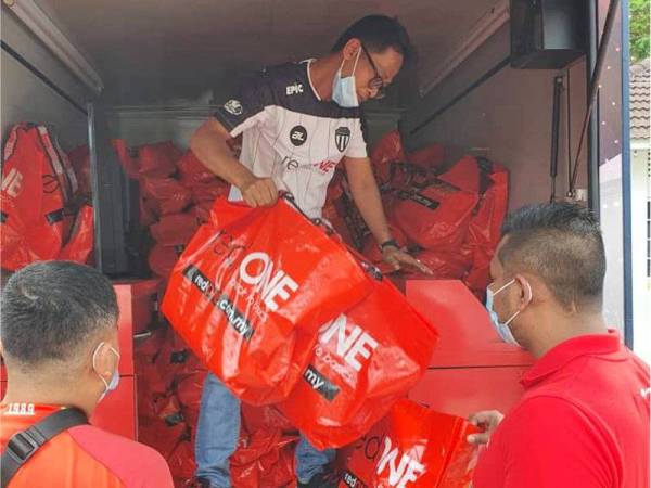redONE mengagihkan 300 beg barang keperluan kepada mangsa yang terjejas banjir.
