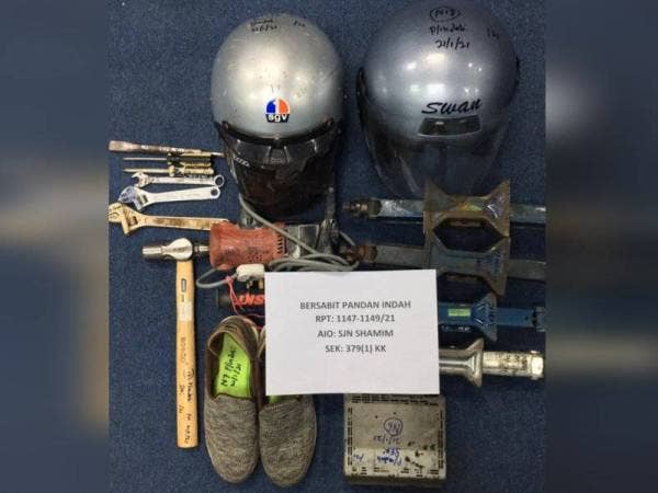 Antara barangan yang dirampas di dalam kereta suspek.