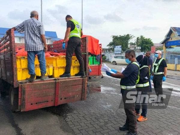Anggota Maqis membuat pemeriksaan terhadap lori-lori yang membawa masuk barangan dari negara jiran di Kompleks ICQS Rantau Panjang.