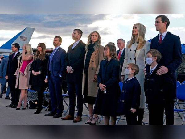 Anak-anak Trump bersama cucu beliau ketika menyertai upacara perpisahan bekas Presiden itu di Joint Base Andrews di Maryland pada Rabu lalu. - Foto Agensi
