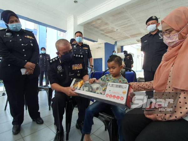 Noorzainy menyampaikan hadiah kepada Mohamad Ammar.